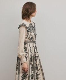 GRACE CONTINENTAL パターン刺繍ワンピース