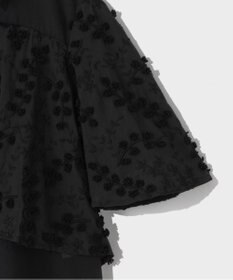 GRACE CONTINENTAL フラワーembケープブラウス