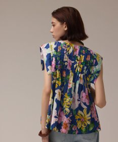 GRACE CONTINENTAL フラワープリントタックブラウス ブルー