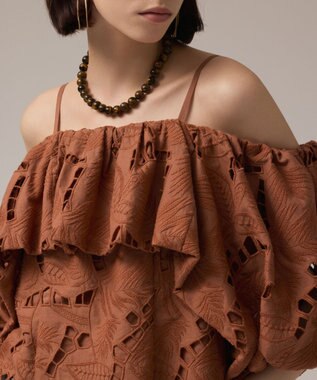 GRACE CONTINENTAL カットワークオフショルトップ ブラウン