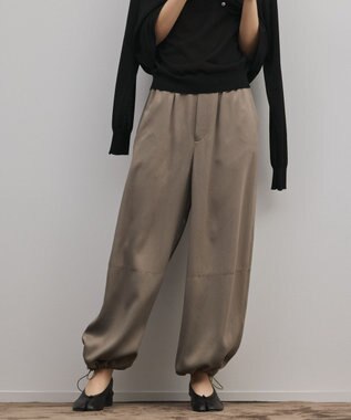 GRACE CONTINENTAL マットサテンバレルパンツ カーキ