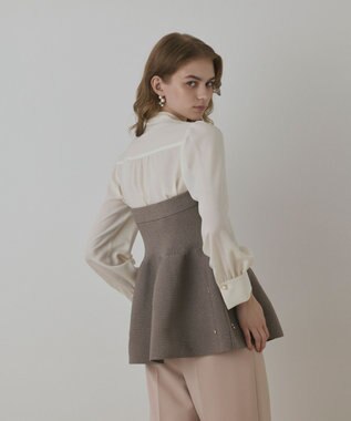 GRACE CONTINENTAL ペプラムベアニットトップ ベージュ