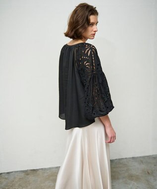 GRACE CONTINENTAL ヤシ柄カットワークトップ ブラック