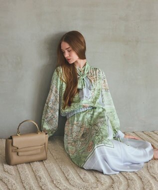 GRACE CONTINENTAL パリスカーフプリントブラウス グレー