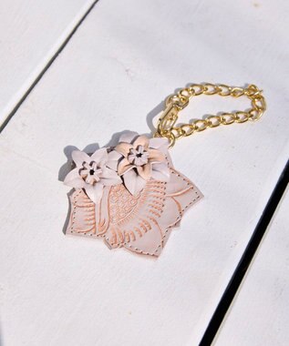 GRACE CONTINENTAL フラワーモチーフチャーム ベージュ