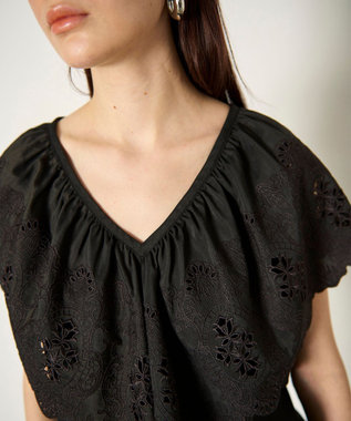 GRACE CONTINENTAL 刺繍ラッフルカラーノースリーブ トップ ブラック