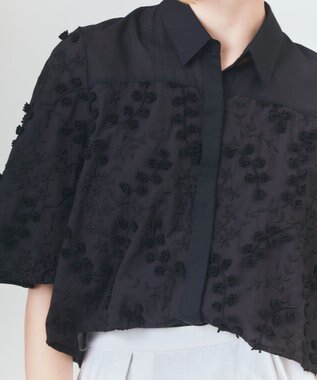 GRACE CONTINENTAL フラワーembケープブラウス ブラック