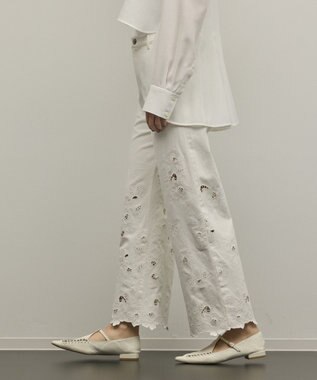 GRACE CONTINENTAL カットワークフレアパンツ ホワイト