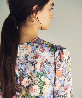 GRACE CONTINENTAL グラデフラワープリントトップ サックス