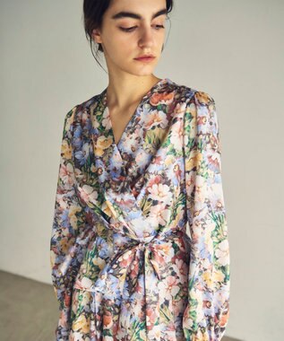 GRACE CONTINENTAL グラデフラワープリントトップ サックス