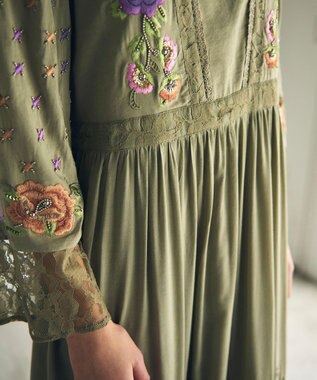 GRACE CONTINENTAL フラワー刺繍エスニックワンピース カーキ