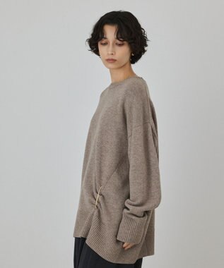 GRACE CONTINENTAL イレヘムブローチニットトップ ベージュ
