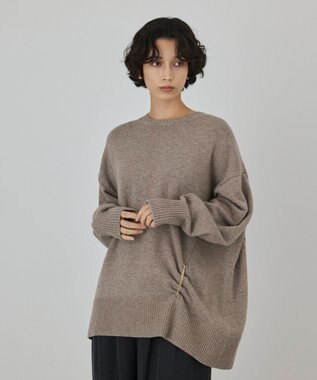 GRACE CONTINENTAL イレヘムブローチニットトップ ベージュ