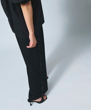ライン刺繍ストレートパンツ