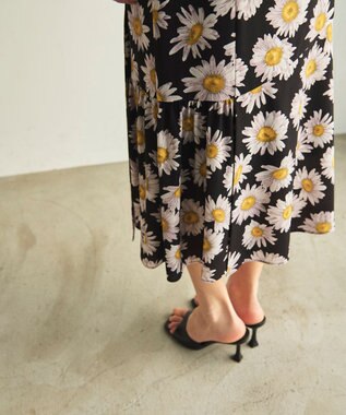 GRACE CONTINENTAL マーガレットフラワープリントスカート ブラック