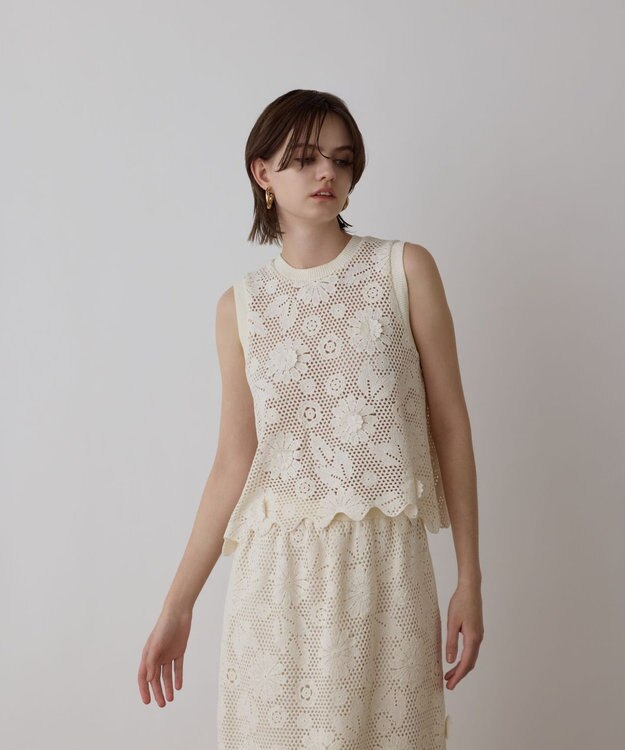 GRACE CONTINENTAL クロシュ刺繍トップ ホワイト