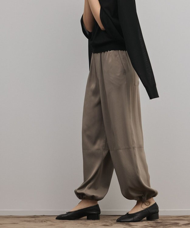 GRACE CONTINENTAL マットサテンバレルパンツ カーキ