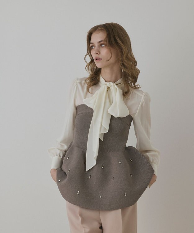 GRACE CONTINENTAL ペプラムベアニットトップ ベージュ