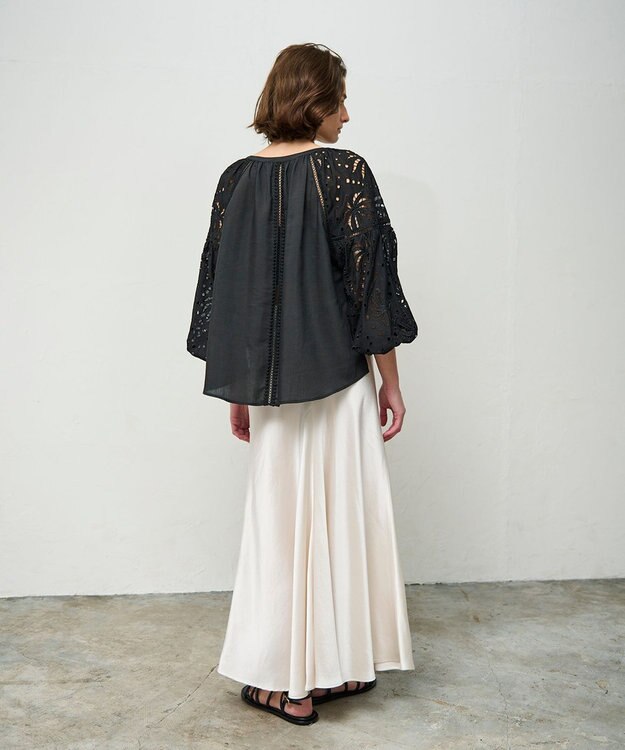 GRACE CONTINENTAL ヤシ柄カットワークトップ ブラック