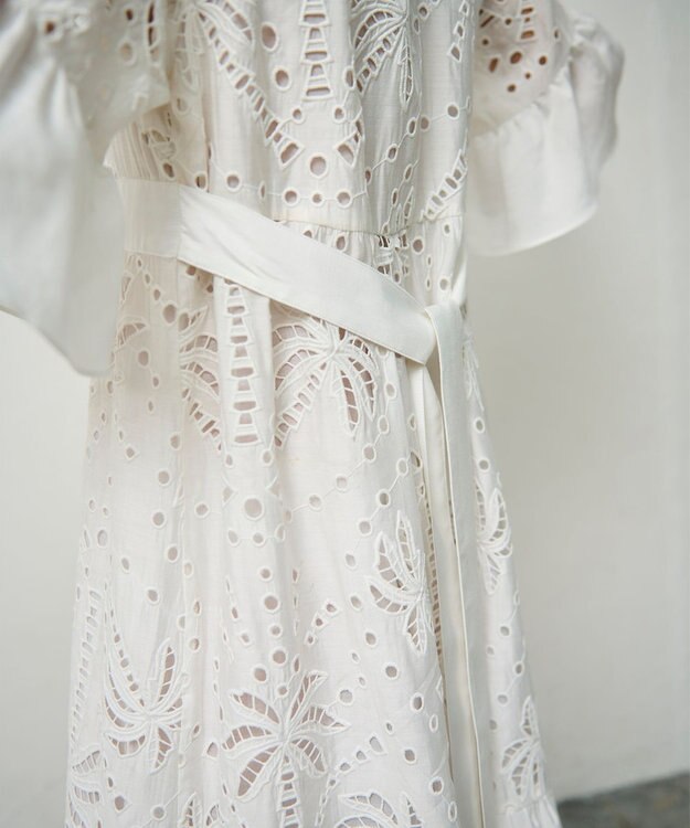 GRACE CONTINENTAL ヤシ柄カットワークワンピース ホワイト