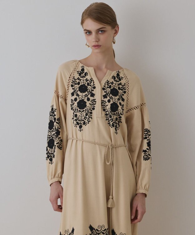 GRACE CONTINENTAL エンブロイダリーカフタンワンピース ベージュ