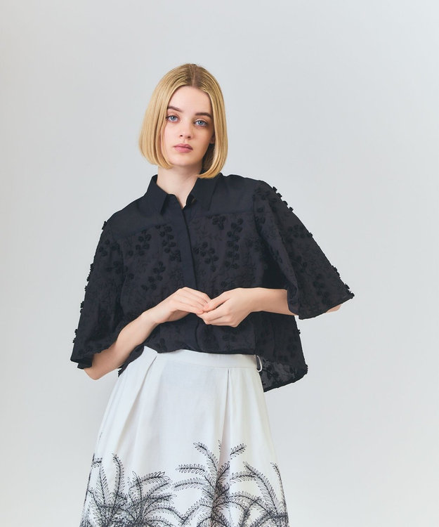 GRACE CONTINENTAL フラワーembケープブラウス ブラック