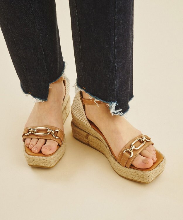 GRACE CONTINENTAL MAYPOLチェーンサンダル キャメル