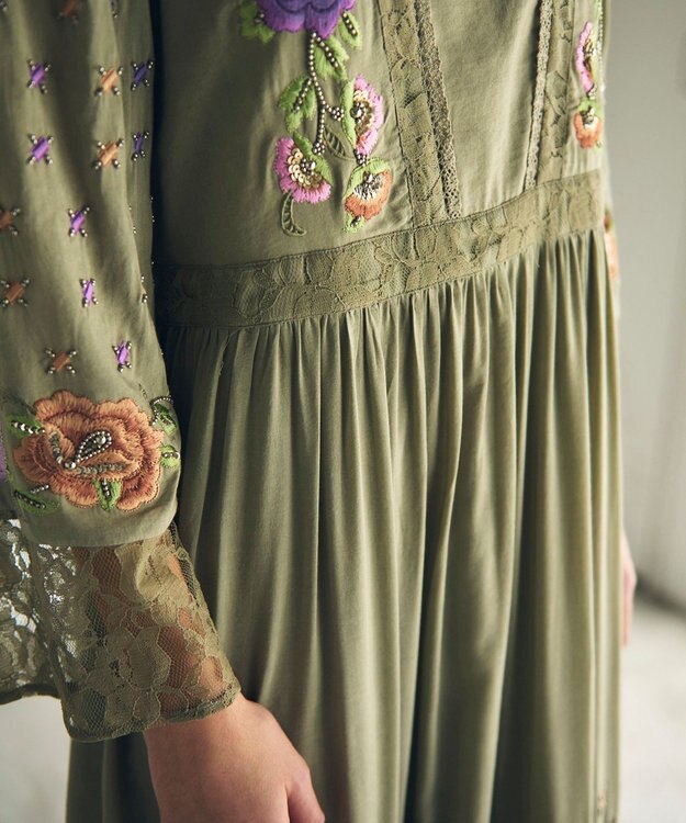 GRACE CONTINENTAL フラワー刺繍エスニックワンピース カーキ