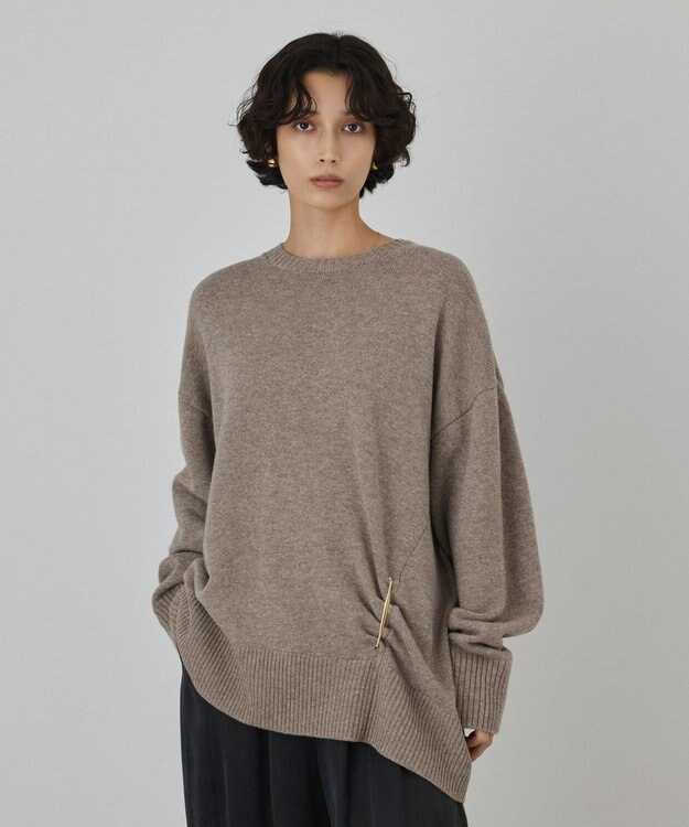 GRACE CONTINENTAL イレヘムブローチニットトップ ベージュ