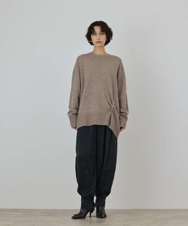 GRACE CONTINENTAL イレヘムブローチニットトップ ベージュ