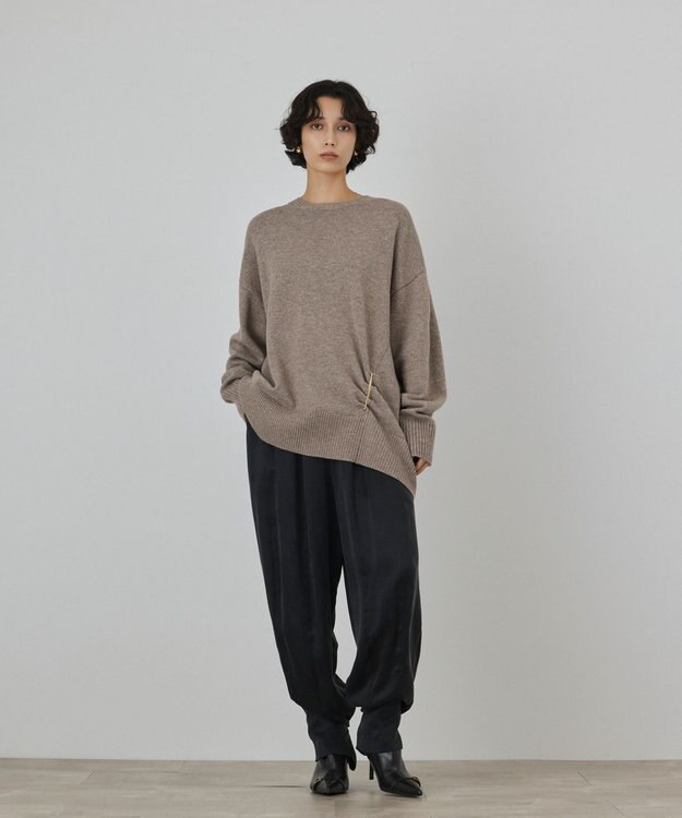 GRACE CONTINENTAL イレヘムブローチニットトップ ベージュ
