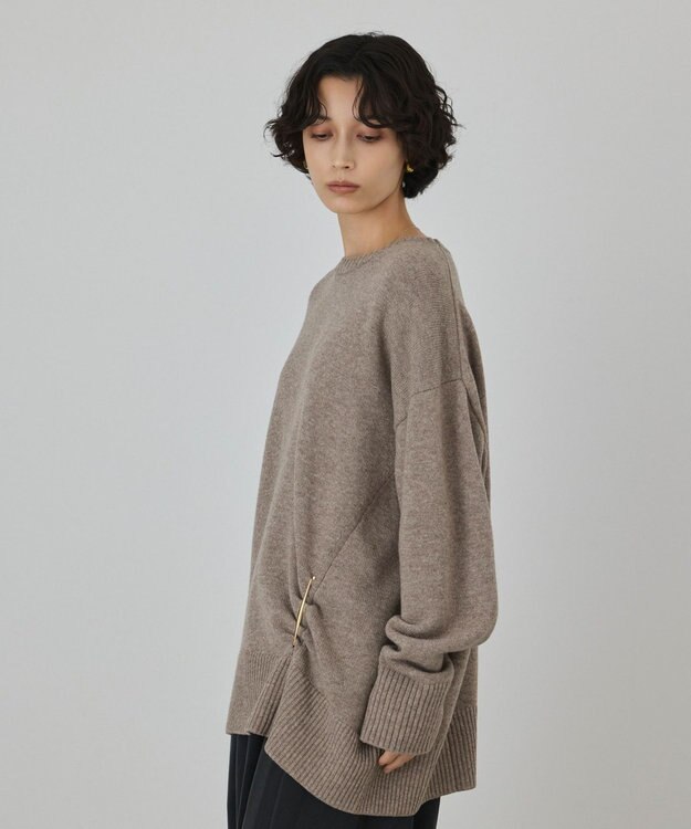 GRACE CONTINENTAL イレヘムブローチニットトップ ベージュ