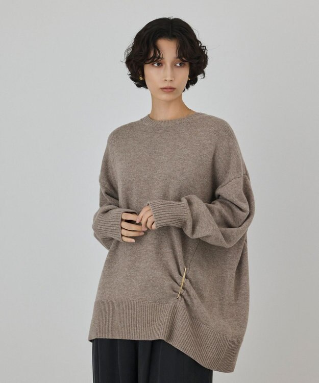 GRACE CONTINENTAL イレヘムブローチニットトップ ベージュ