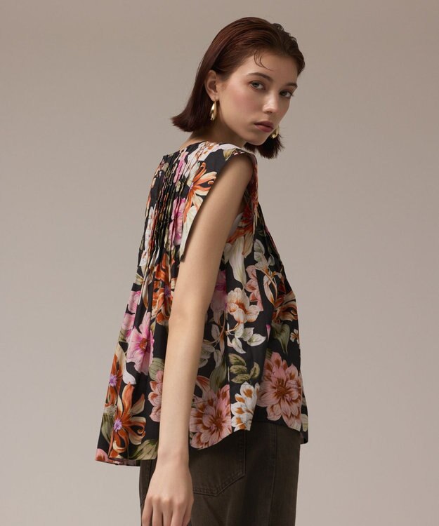 GRACE CONTINENTAL フラワープリントタックブラウス ブラック