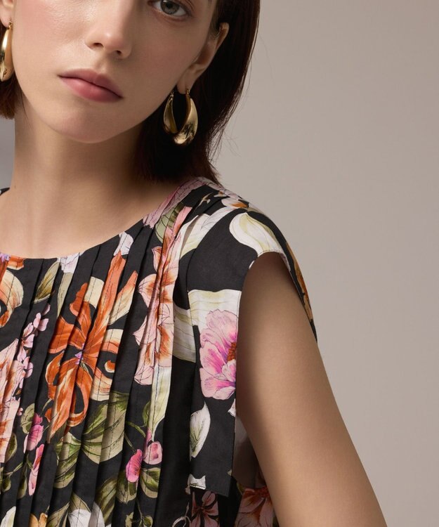 GRACE CONTINENTAL フラワープリントタックブラウス ブラック