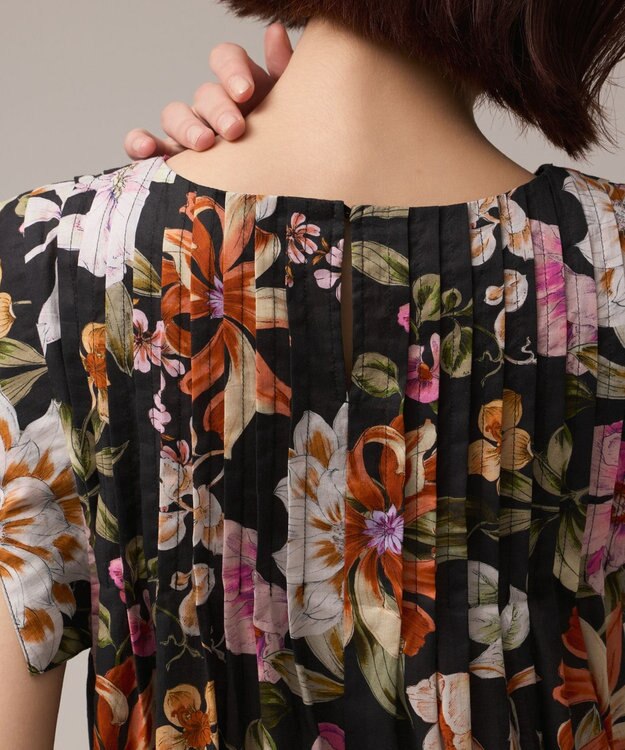 GRACE CONTINENTAL フラワープリントタックブラウス ブラック