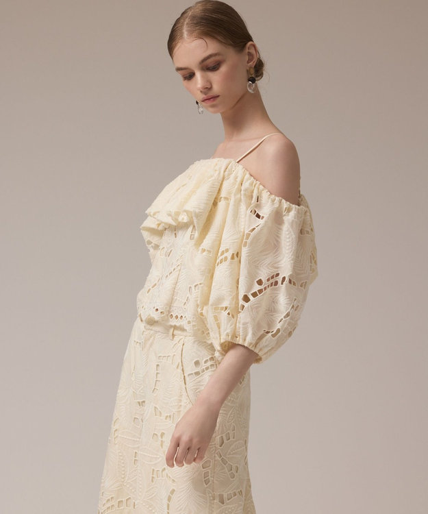 GRACE CONTINENTAL カットワークオフショルトップ キナリ