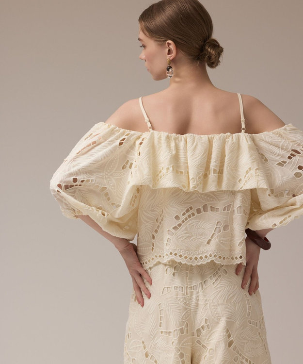 GRACE CONTINENTAL カットワークオフショルトップ キナリ