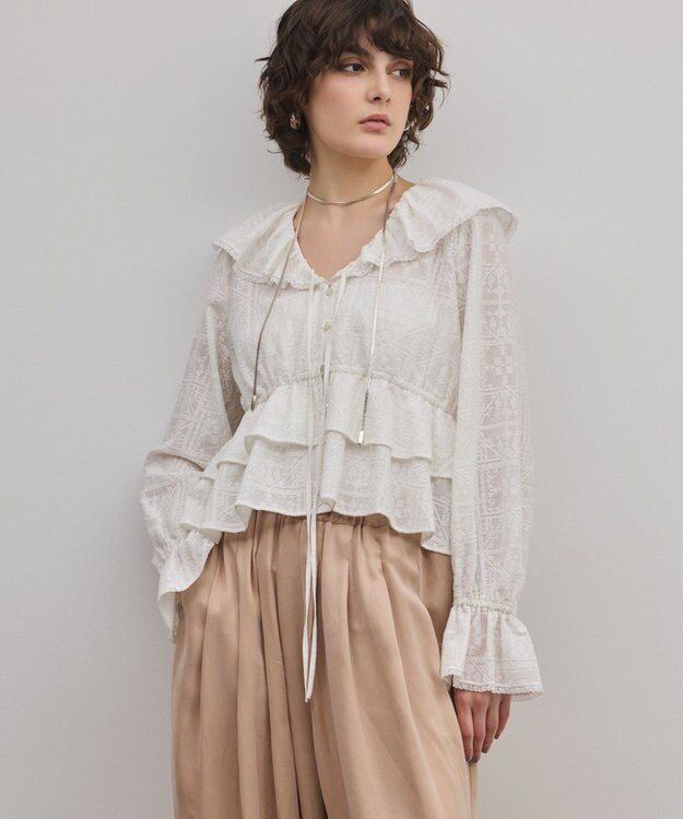 GRACE CONTINENTAL エンブロイダリーフリルブラウス ホワイト
