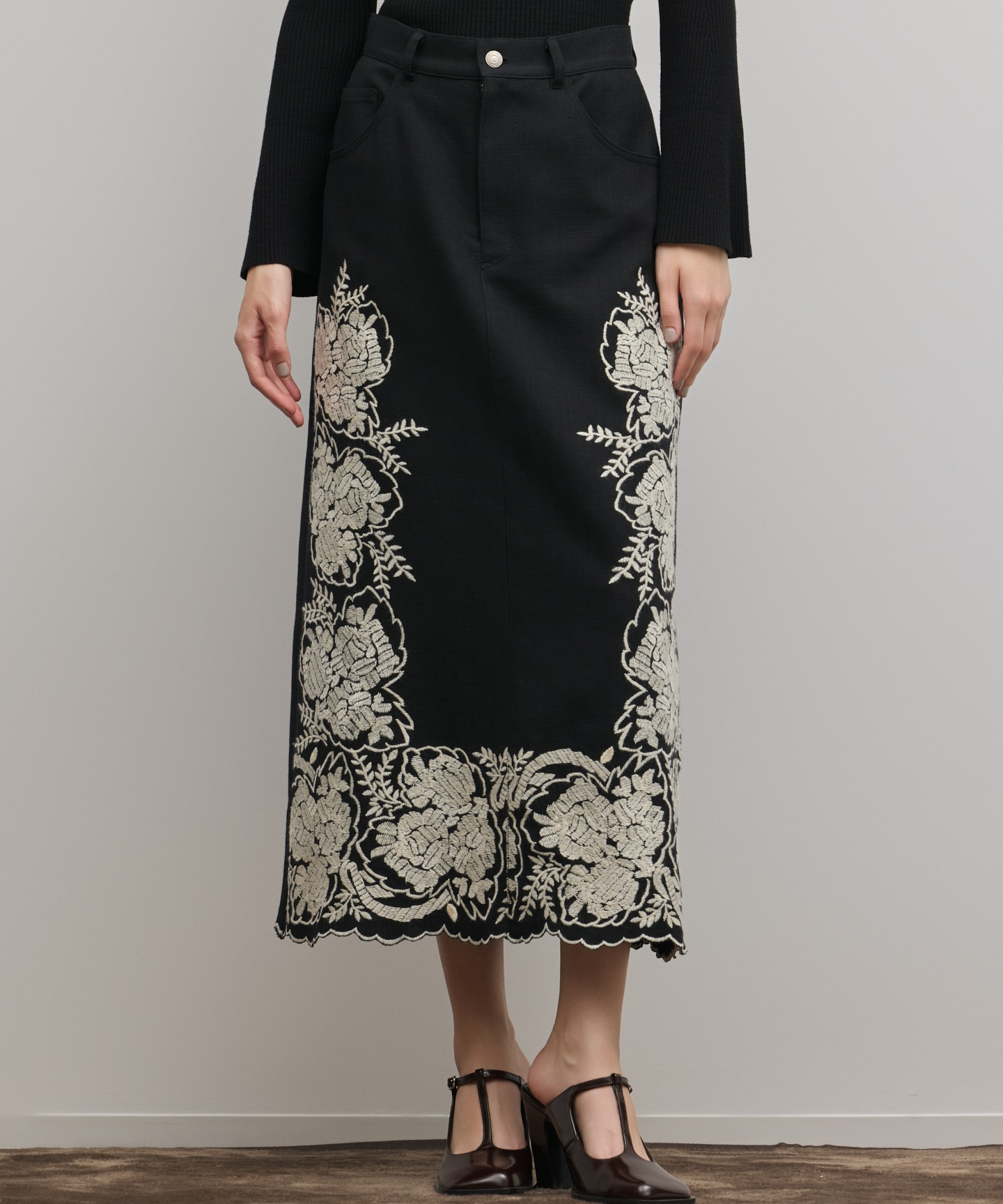 エンブロイダリータイトスカート