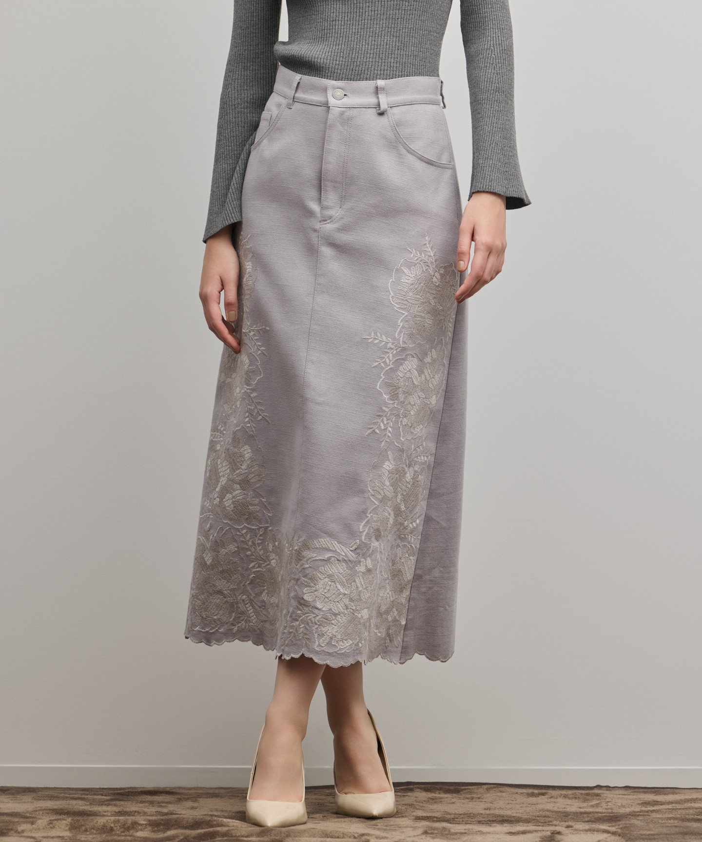 エンブロイダリータイトスカート
