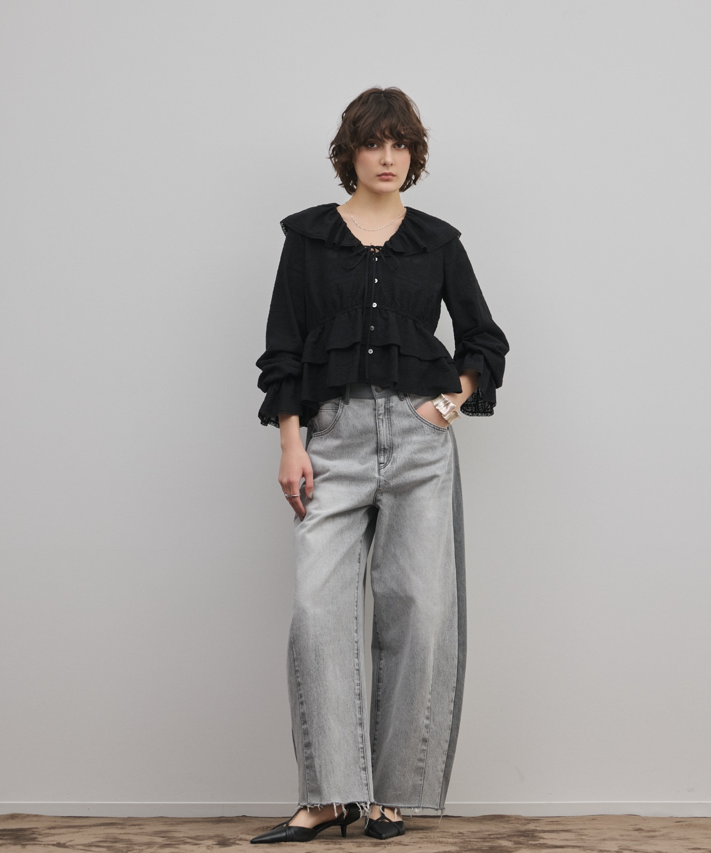 エンブロイダリーフリルブラウス