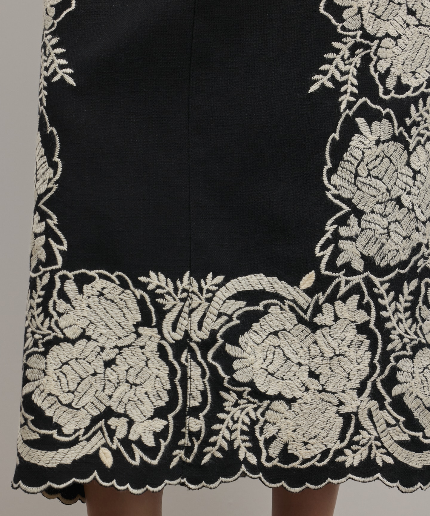 エンブロイダリータイトスカート