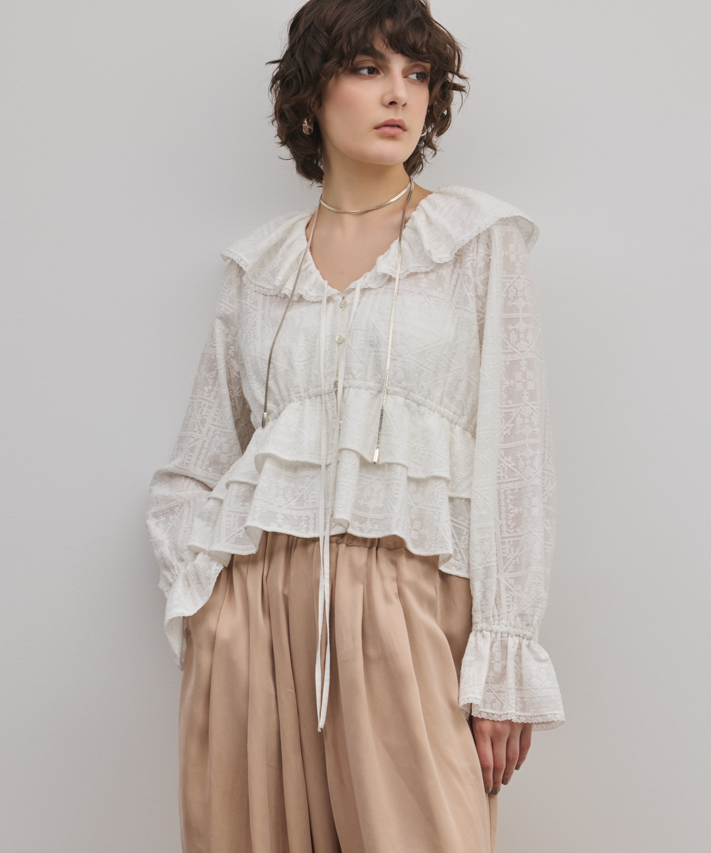 エンブロイダリーフリルブラウス