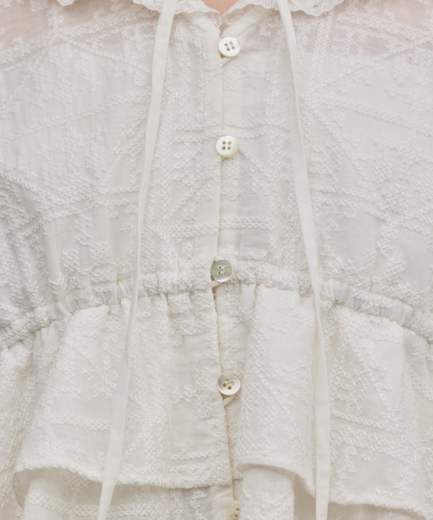 エンブロイダリーフリルブラウス