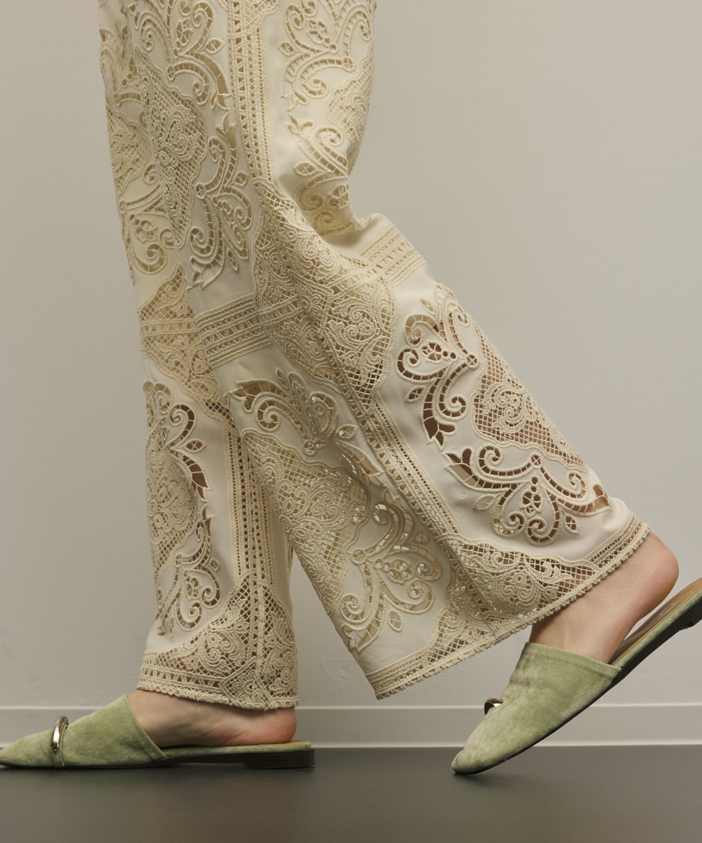 パネル刺繍パンツ