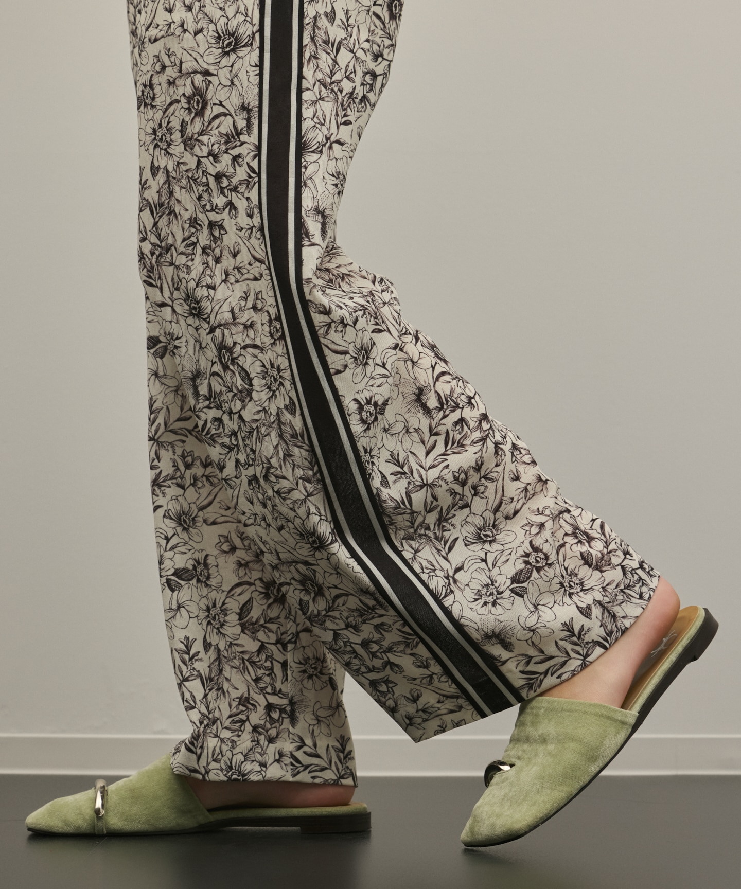 モノトーンフラワープリントパンツ